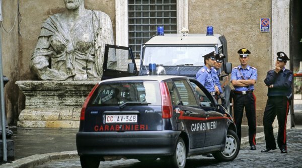 O româncă a bătut un poliţist, după ce a spart aparatele de păcănele dintr-o sală de jocuri din Ancona