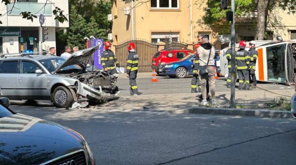 O ambulanță care transporta o femeie însărcinată s-a răsturnat în urma unui accident, în București 