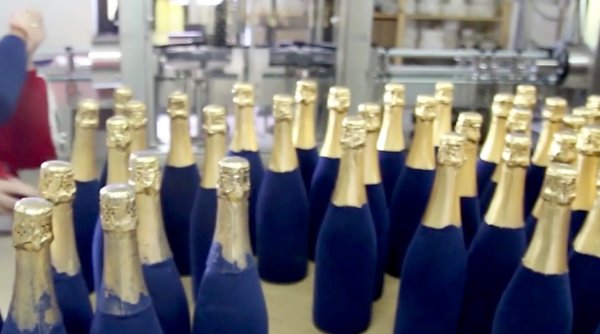 La Vatican s-a băut șampanie românească. Delegația României a oferit 220 de sticle de spumant pentru garda Sfântului Scaun