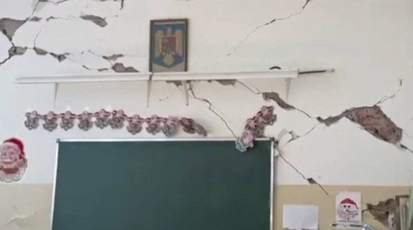 Tavanul unei săli de clasă a căzut în timp ce elevii erau la ore, în Gorj. Un copil a făcut atac de panică