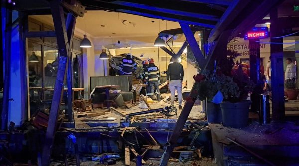 Un șofer de 19 ani a intrat cu mașina într-un restaurant din Cluj. Doi bărbați, duși la spital