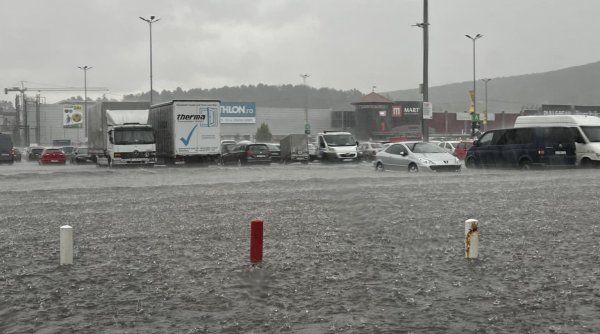 Ploaie torenţială în Cluj. Un mall a fost inundat