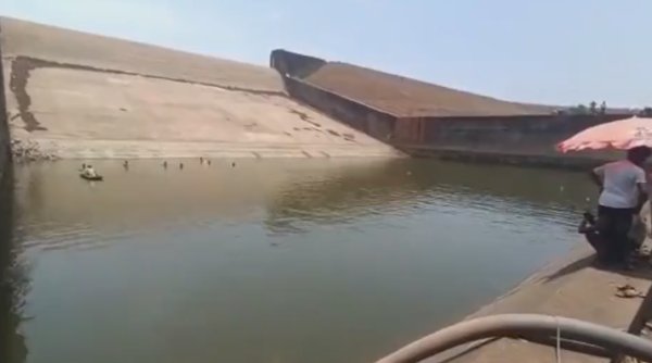 Un inspector guvernamental a golit bazinul unui baraj cu milioane de litri, după ce a scăpat telefonul în apă, în India