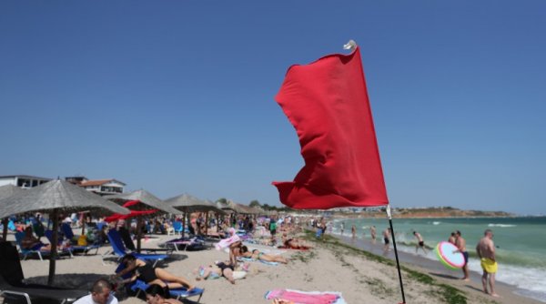 Pericol la mare: a fost arborat steagul roșu, valuri de peste 3 metri!