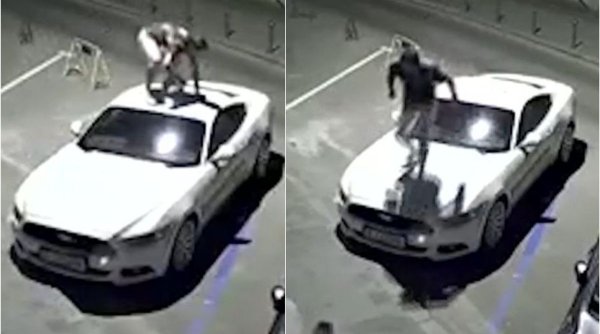Un tânăr dansează pe plafonul unei maşini parcate lângă Poliţia Capitalei, apoi sare pe capota autoturismului