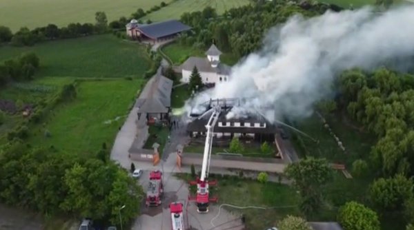 Incendiu uriaş la Mănăstirea Turnu din Prahova. Zeci de pompieri s-au luptat cu flăcările