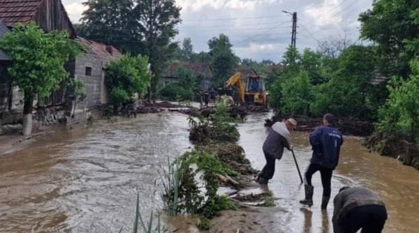 Inundațiile au făcut ravagii în mai multe județe din România. Sute de oameni, izolați din cauza puhoaielor