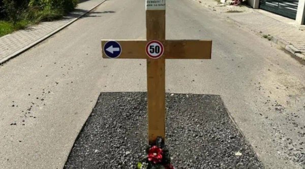 Mormânt, în mijlocul unei șosele din Alba Iulia, în semn de protest pentru o groapă