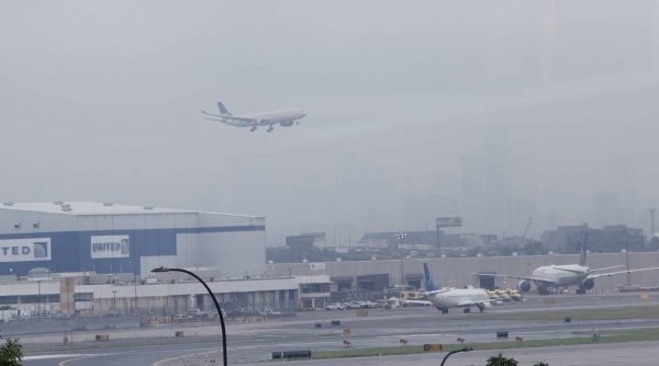 Mii de zboruri, anulate și întârziate în SUA, din cauza furtunilor