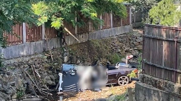 Accident teribil în Maramureș! Un tânăr băut și fără permis a băgat doi oameni în spital, după ce a ajuns cu mașina în albia unui râu