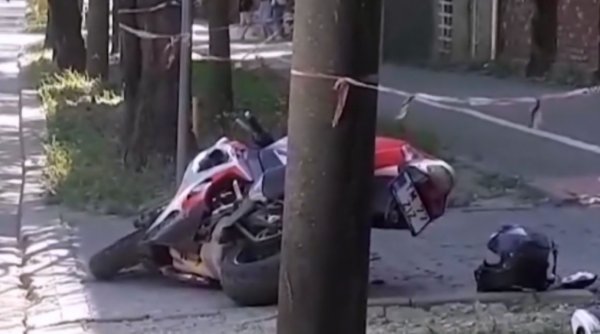 Motociclist rănit în Timișoara. I s-a făcut rău în trafic și a intrat într-un panou publicitar