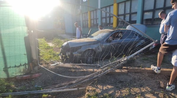 Cinci minori a furat o maşină şi au făcut accident chiar vizavi de sediul Poliţiei, în Reşiţa