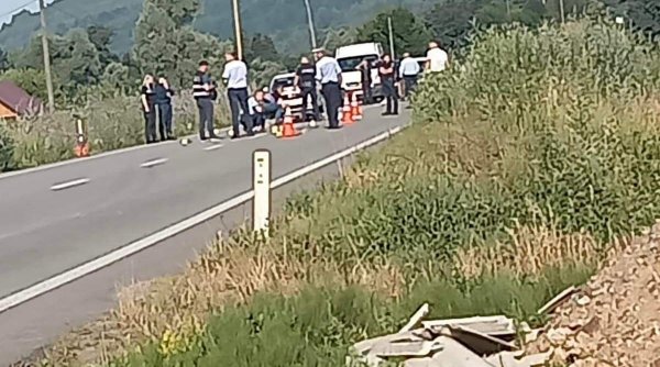Un şofer care a lovit mortal un tânăr a fugit de la locul accidentului, iar bucăţi din maşină sunt împrăştiate pe zeci de metri, în Maramureş