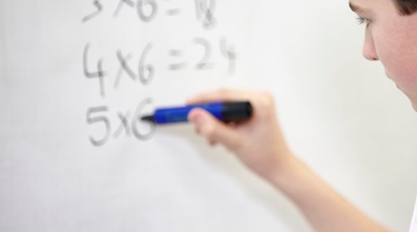 Profesoara de matematică, din Azuga, care a lăsat 12 elevi corigenți înainte de Evaluarea Națională, a fost concediată