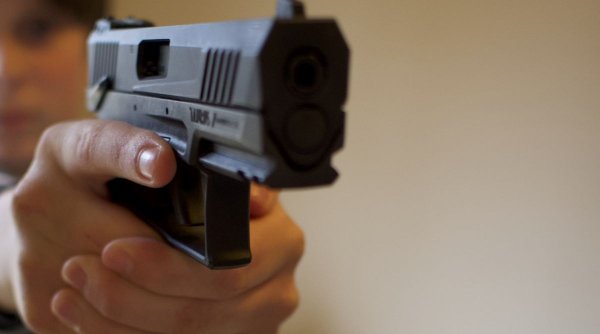 Alertă în Gorj: un bărbat a fost împușcat în burtă cu pistolul de un agresor care a fugit | Poliția l-a căutat toată noaptea