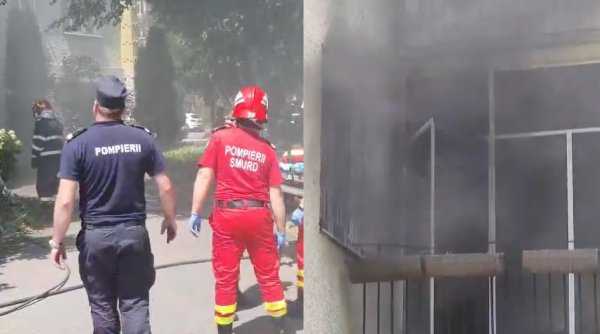 Explozie urmată de un incendiu, într-un bloc din Piatra Neamț. Intervenție de urgență a pompierilor