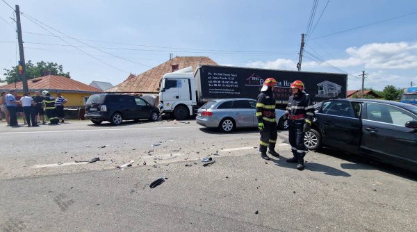 Accident grav cu cinci victime în Iași. Un TIR încărcat cu mobilă a izbit două mașini