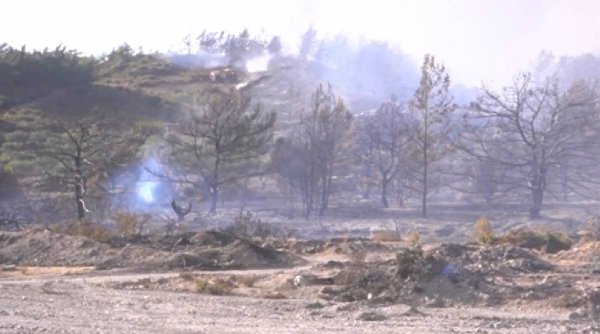 Încă o zi de infern în Rhodos: Noi localități evacuate și oameni salvați din calea flăcărilor. Voluntarii luptă cot la cot cu pompierii pentru stingerea focului