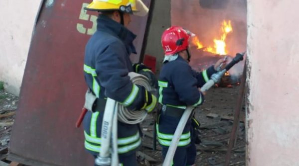 Incendiu puternic într-o vopsitorie din Satu Mare: Trei oameni au fost răniți