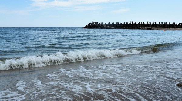 Fenomen rar pe litoral: Apa mării e rece ca în martie şi turiştii nu mai pot face baie. Ce este 