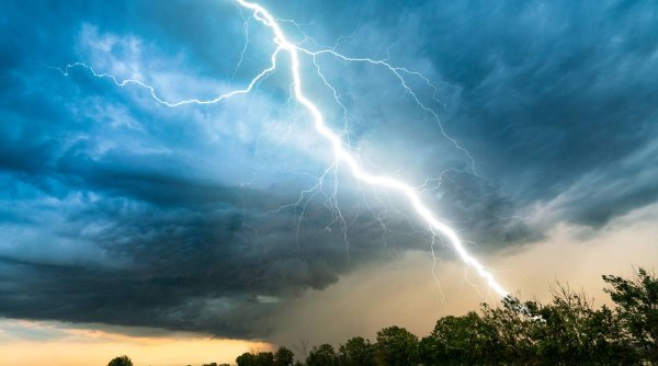 Atenţionare meteo ANM imediată! Lista localităţilor afectate de Cod Roşu de averse torenţiale