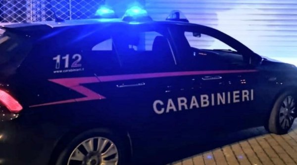 Un român din Italia, care vorbea prea tare la telefon cu tatăl său din România, s-a trezit cu carabinierii la ușă