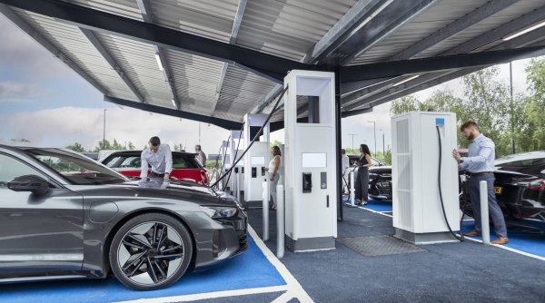 România triplează numărul de stații de încărcare pentru mașini electrice. Topul județelor în care vor fi instalate