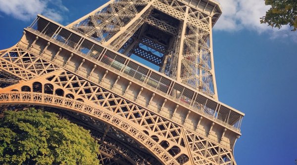 Alertă cu bombă la Turnul Eiffel din Paris! Turiştii au fost evacuaţi