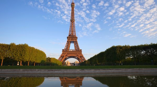 Doi turişti au stat noaptea, sub cerul liber, în Turnul Eiffel. 