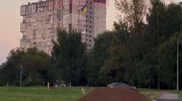 Steagul Ucrainei, arborat lângă clădirea temutului serviciu secret FSB, în orașul rusesc Nijni Novgorod