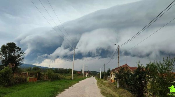 Fenomen spectaculos pe cerul României, surprins în județul Caraș-Severin, în timpul codului roșu de furtuni
