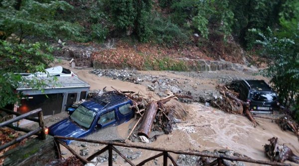 Zeci de români, blocați în Grecia, fără apă și mâncare, din cauza inundațiilor masive
