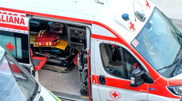 Microbuz cu români, căzut într-o prăpastie de 20 de metri, în Italia: Un mort și trei răniți