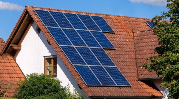 Românii vor să producă energie verde prin panouri fotovoltaice, dar Guvernul le pune frână | Expert în energie: 