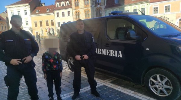 Băiețel de șapte ani, aflat în excursie, rătăcit în Braşov. S-a jucat în Piaţa Sfatului până a observat o femeie că e singur