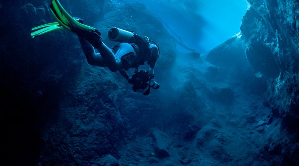 Zeci de mii de mondede din secolul a IV-lea, descoperite de un scafandru în Marea Mediterană