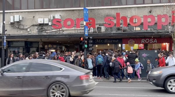 Sute de persoane la coadă pentru shaorma gratis, în Cluj. Oferta de Black Friday 2023 care a blocat un trotuar din centrul orașului