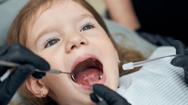 5 semne că trebuie să duci copilul la dentist