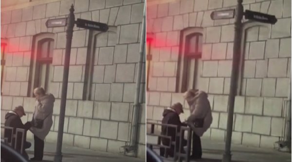 Gestul emoționant al unui bătrân care a îngenuchiat în fața soției sale, în plină stradă: 