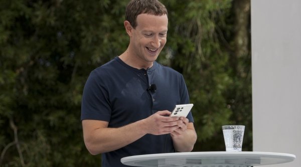 Mark Zuckerberg recunoaşte că are un obicei prost, în fiecare dimineaţă. Primul lucru pe care îl face când se trezește