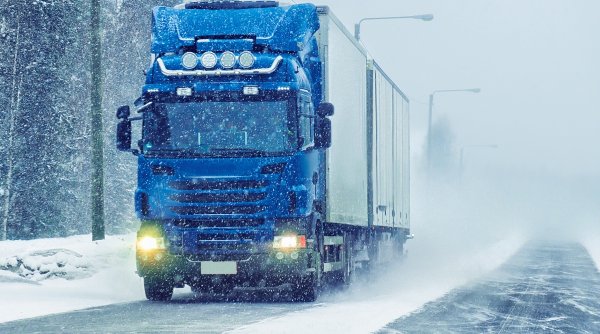 Traficul pentru camioane la ieşire din ţară, prin PTF Giugiu, suspendat din cauza vremii