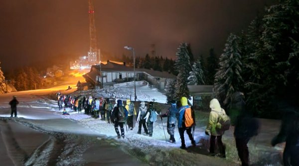Zeci de turişti au rămas blocaţi pe munte din cauza viscolului, în Parâng