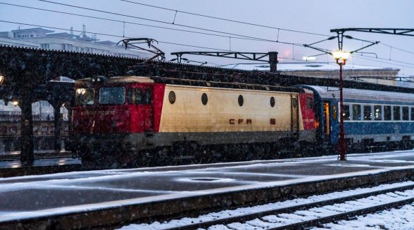 Circulaţia a peste 50 de trenuri este suspendată, în urma viscolului și ninsorilor. Anunțul MAI