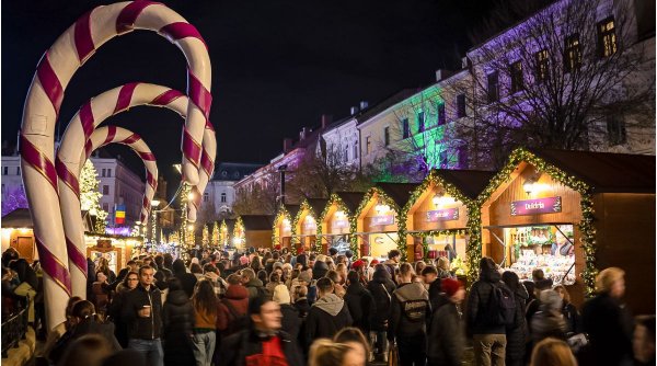 Târgul de Crăciun din Cluj Napoca s-a deschis de 1 Decembrie | Oamenii sunt așteptați cu vin fiert și turtă dulce 