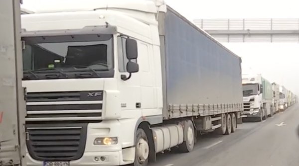 Creștere rapidă a traficului de camioane ucrainene care tranzitează România. Peste 200 de TIR-uri așteaptă să iasă din țară