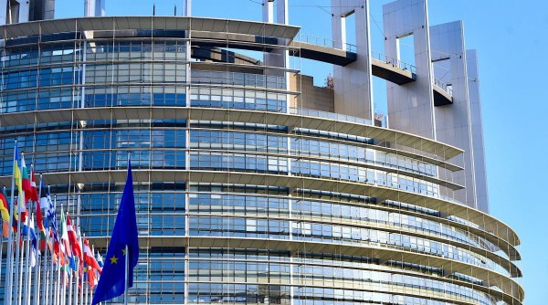 Alertă la Strasbourg: europarlamentarii au fost informați că apa primită la sticlă de plastic poate fi contaminată