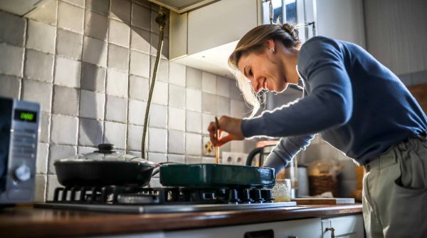 Metoda prin care bucătăresele românce scapă de mirosul de mâncare gătită: 