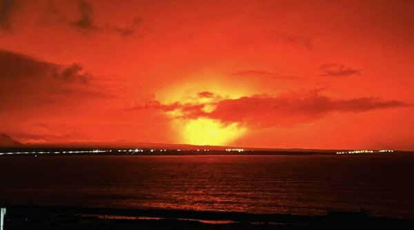 Fenomen terifiant pe cerul Islandei. A devenit roșu după erupția unui vulcan: 