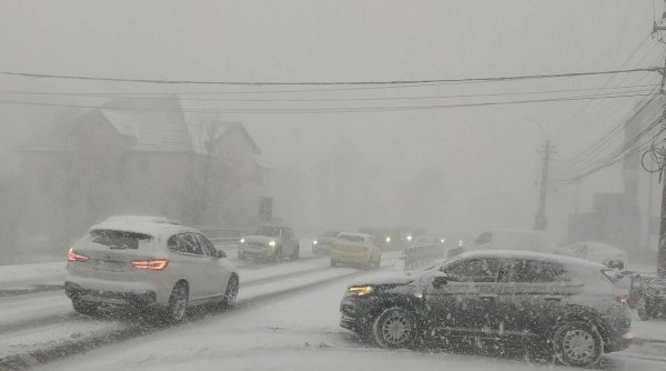 Circulație în condiții de iarnă pe Valea Prahovei! Ninge viscolit și drumul e acoperit cu zăpadă | -20 de grade resimțite pe Vârful Omu