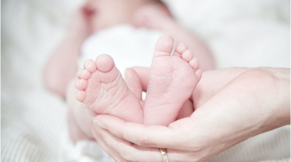 O femeie din SUA a născut de două ori, în două zile. Mămica a dat naștere primului copil pe cale naturală, iar celui de-al doilea, prin cezariană